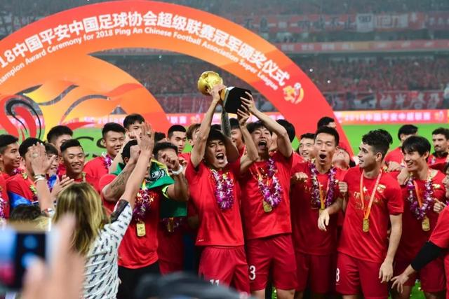 梅根·马克尔回归英国遭邻居冷嘲：科茨沃尔德崇尚真实而非名气